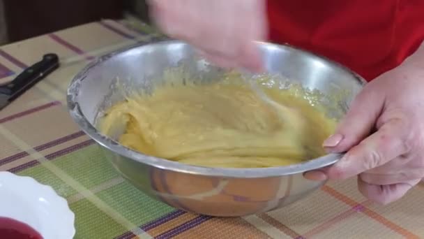简单的食物 馅饼制作 一个女人用勺子搅拌碗中的面粉和配料来做面团 靠近点变焦 西伯利亚 — 图库视频影像
