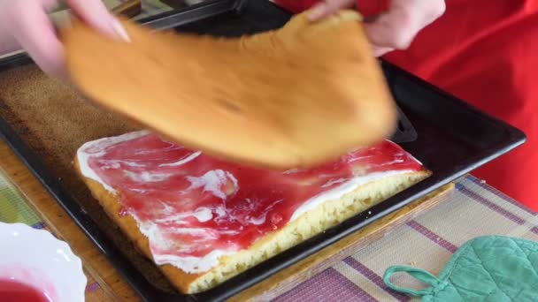 Простая Еда Приготовление Пирогов Женщина Присоединяется Двум Разрезанным Половинкам Пирога — стоковое видео