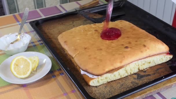 Cibo Semplice Pasticceria Una Donna Stende Marmellata Sopra Una Torta — Video Stock