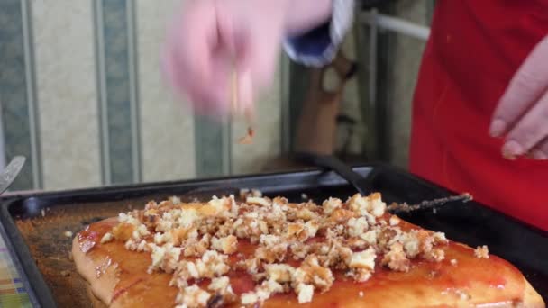 Простая Еда Приготовление Пирогов Женщина Наливает Крошки Торт Размазанный Вареньем — стоковое видео