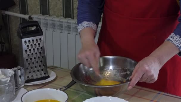 Comida Simples Fazer Tartes Uma Mulher Bate Ovos Com Açúcar — Vídeo de Stock