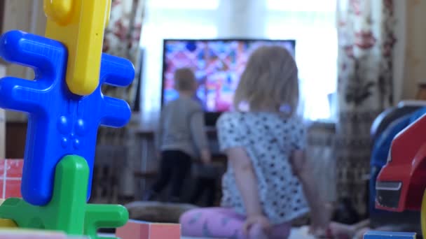 Kinder Kleine Kinder Raum Die Fernsehen Zeichentrickfilme Ansehen Aus Dem — Stockvideo