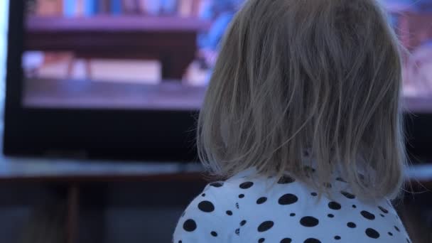 Детей Маленький Ребенок Комнате Смотрит Мультики Телевизору Фокусе Закрывай Сибирь — стоковое видео
