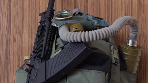 Proteção Individual Mochila Sobrevivente Kalashnikov Uma Máscara Gás Panning — Vídeo de Stock