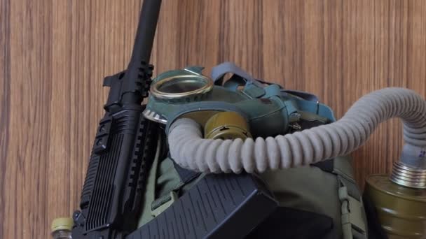 Protezione Individuale Zaino Survivalist Kalashnikov Una Maschera Antigas Zoomare — Video Stock