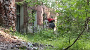 Paranormal bir yer, paranormal. Genç bir kadın bisikletçi ormandaki eski yıkılmış binaları inceliyor. Sibirya.