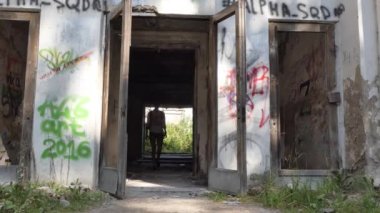 Paranormal bir yer, paranormal. Genç bir kadın bisikletçi ormandaki eski yıkılmış binaları inceliyor. Sibirya.