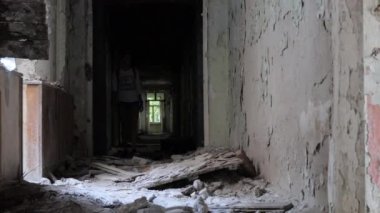 Paranormal bir yer, paranormal. Genç bir kadın bisikletçi ormandaki eski yıkılmış binaları inceliyor. Sibirya.