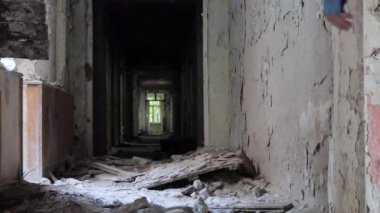Paranormal bir yer, paranormal bir yer, genç bir bisikletçi ormandaki eski yıkılmış binaları inceliyor. Sibirya.