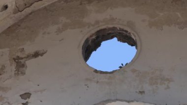 Paranormal bir yer, paranormal. Terk edilmiş bir binanın duvarında yuvarlak bir delik, kamera zoom. Sibirya