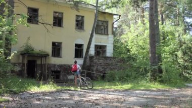 Paranormal bir yer. Genç bir kadın bisikletçi ormandaki eski yıkılmış binaları inceliyor. Kadın bisikleti alır ve Sibirya 'daki eski binaya girer..