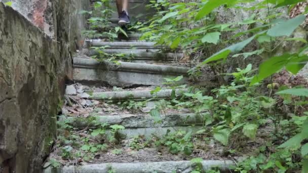Paranormaler Ort Eine Junge Radfahrerin Begutachtet Die Alten Zerstörten Gebäude — Stockvideo