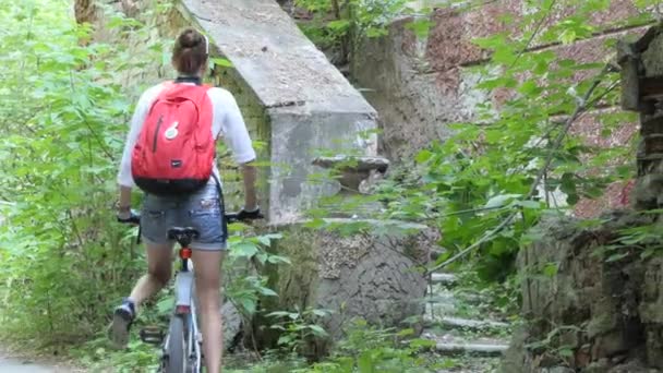 Lugar Paranormal Paranormal Una Joven Ciclista Examina Los Viejos Edificios — Vídeo de stock