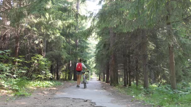 Una Joven Ciclista Una Bicicleta Una Carretera Abandonada Bosque Siberia — Vídeo de stock