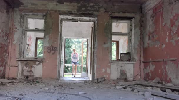 Paranormal Place Paranormal Young Woman Cyclist Inspects Old Destroyed Buildings — Stock Video