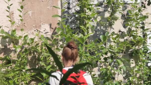 Una Joven Ciclista Inspecciona Los Viejos Edificios Destruidos Bosque Siberia — Vídeo de stock