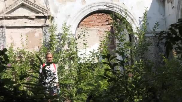 Paranormal Place Paranormal Young Woman Cyclist Inspects Old Destroyed Buildings — Stock Video