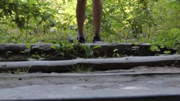 Paranormal Bir Yer Paranormal Genç Bir Kadın Bisikletçi Ormandaki Eski — Stok video