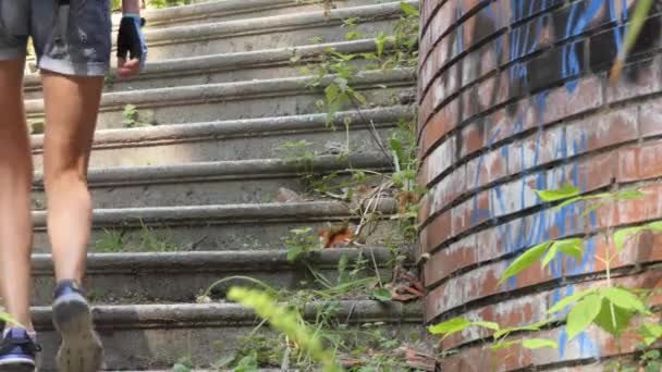 Paranormala Plats Paranormala Ung Kvinna Cyklist Undersöker Gamla Förstörda Byggnaderna — Stockvideo