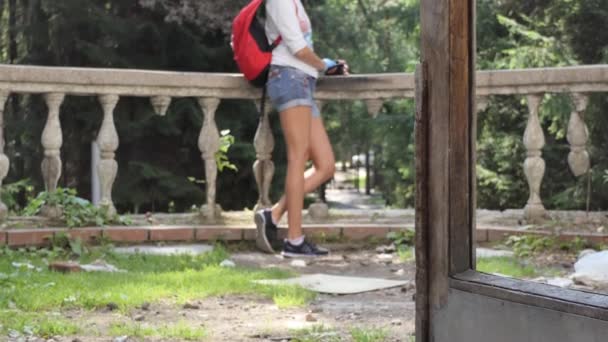 超自然现象 超自然现象 一位年轻的骑自行车的女骑手检查了森林中被毁坏的旧建筑 靠在栏杆上 西伯利亚 — 图库视频影像