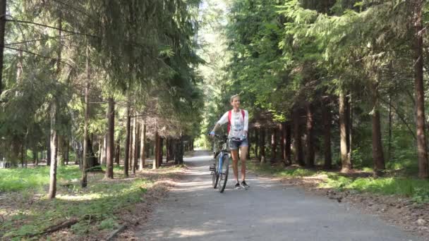 Egy Fiatal Egy Elhagyatott Kerékpárt Vezet Fák Között Szibéria — Stock videók