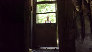 Paranormal bir yer, paranormal. Genç bir kadın bisikletçi ormandaki eski yıkılmış binaları inceliyor, içeri giriyor. Sibirya.