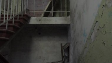 Paranormal bir yer, paranormal bir yer, genç bir kadın bisikletçi eski yıkık binayı inceliyor, genç bir kadın merdivenlerden çıkıyor. Sibirya.