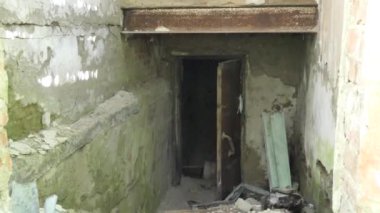 Paranormal bir yer, paranormal. Terk edilmiş bir binanın bodrumuna giriş, yakınlaştırma, yakınlaştırma. Sibirya.