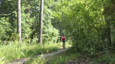 Paranormal bir yer, paranormal. Genç bir kadın bisikletçi ormandaki eski yıkılmış binaları inceliyor. Sibirya.