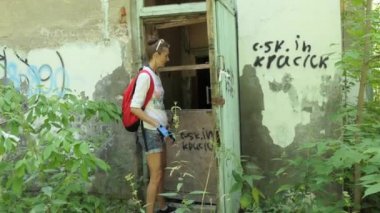 Paranormal bir yer, paranormal. Genç bir kadın bisikletçi ormandaki eski yıkılmış binaları inceliyor. Sibirya.