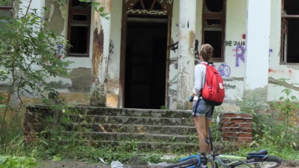 Paranormal Place Paranormal Young Woman Cyclist Inspects Old Destroyed Buildings — Stock Video