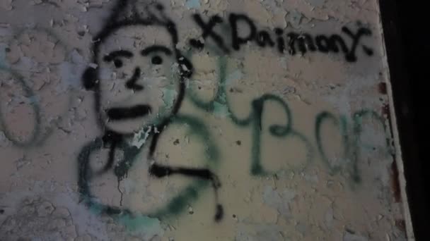 Graffiti Sur Mur Lambeaux Intérieur Une Vieille Maison Abandonnée Sibérie — Video