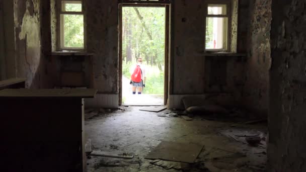 Paranormal Place Paranormal Young Woman Cyclist Inspects Old Destroyed Buildings — Stock Video