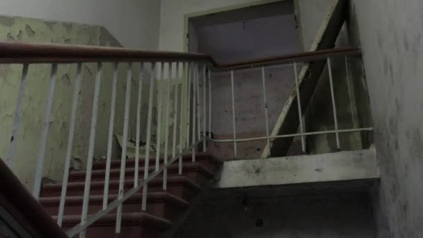 Lugar Paranormal Paranormal Una Joven Ciclista Inspecciona Los Viejos Edificios — Vídeo de stock