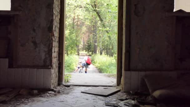 Paranormal Place Paranormal Young Woman Cyclist Inspects Old Destroyed Buildings — Stock Video