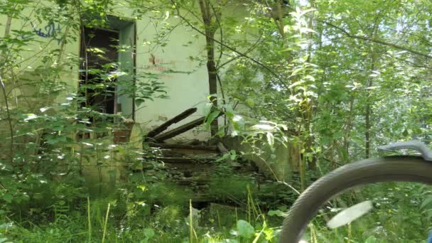 Paranormal Place Paranormal Young Woman Cyclist Inspects Old Destroyed Buildings — Stock Video