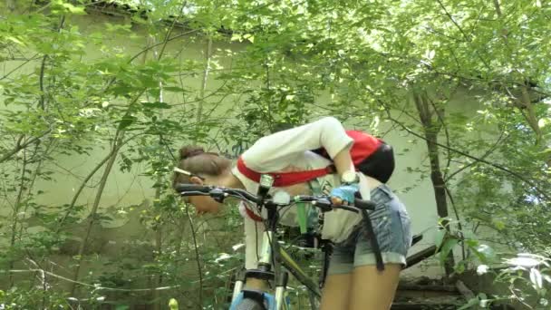 Paranormal Place Paranormal Young Woman Cyclist Inspects Old Destroyed Buildings — Stock Video