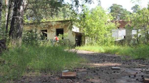 Paranormal Place Paranormal Young Woman Cyclist Inspects Old Destroyed Buildings — Stock Video