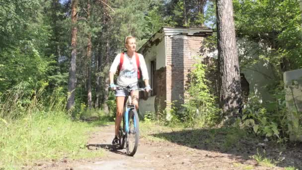 Paranormaler Ort Paranormal Eine Frau Fährt Mit Dem Fahrrad Auf — Stockvideo