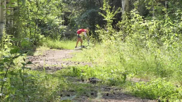 Ung Kvinna Plockar Upp Cykel Liggande Övergiven Byggnad Sibirien — Stockvideo