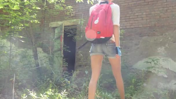 Paranormal Bir Yer Paranormal Genç Bir Kadın Bisikletçi Ormandaki Yıkık — Stok video