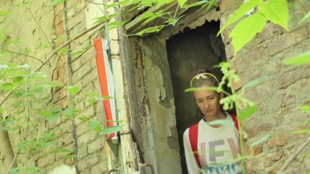 Paranormal Place Paranormal Young Woman Cyclist Inspects Old Destroyed Buildings — Stock Video