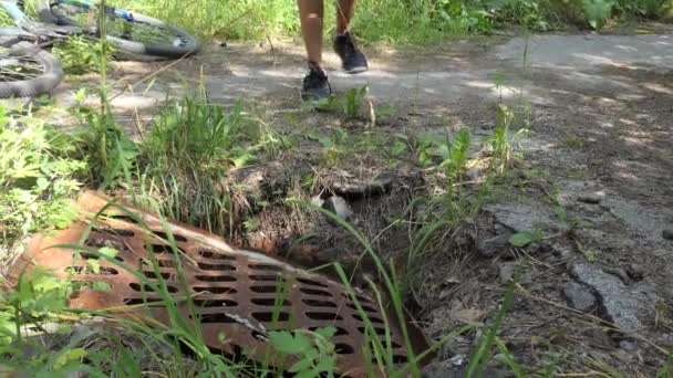 Paranormal Place Paranormal Young Woman Cyclist Approaches Abandoned Sewer Well — Stock Video