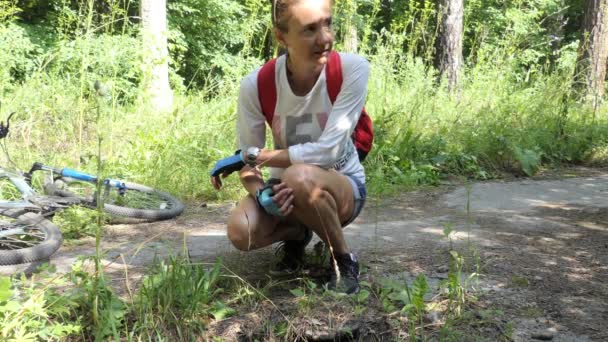 Lugar Paranormal Paranormal Jovem Ciclista Sentada Pista Olha Volta Floresta — Vídeo de Stock