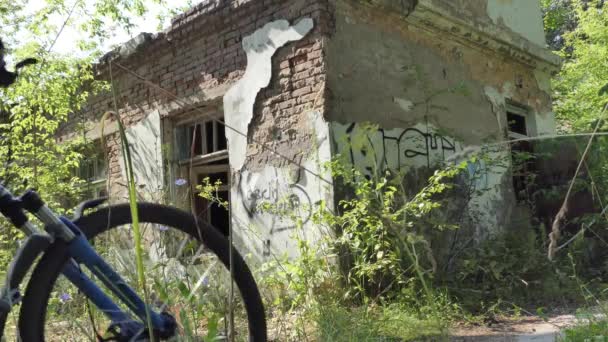 Paranormální Místo Paranormální Mladá Cyklistka Prohlíží Staré Zničené Budovy Lese — Stock video