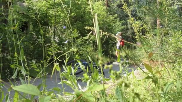 Bicicleta Uma Jovem Pega Numa Bicicleta Deita Estrada Sibéria — Vídeo de Stock