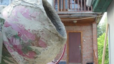 Beton evde işe yarar. beton karıştırıcı açıldığında döndürmeye başlar