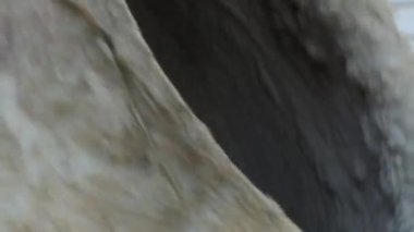 Beton evde işe yarar. Beton karıştırıcıya sıvı beton karıştırılır.