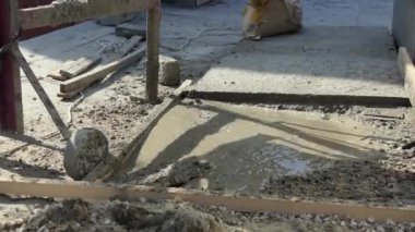 Beton evde işe yarar. Fazla sıvı beton karıştırıcıdan beton döküyor.