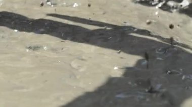 Beton evde işe yarar. Fazla sıvı beton karıştırıcıdan beton döküyor.